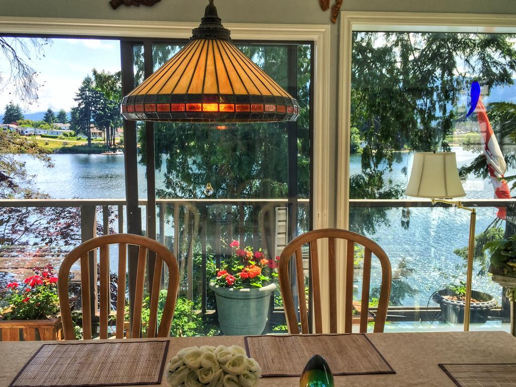Long Lake Waterfront Bed And Breakfast Nanaimo Exterior photo
