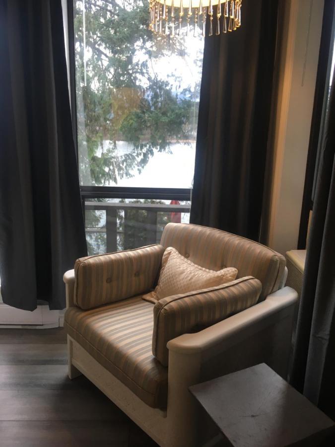 Long Lake Waterfront Bed And Breakfast Nanaimo Exterior photo